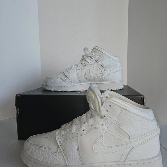 Jordan 1 Mid Triple White Sneakers 554724-130 Size 6.5 - Picture 5 of 10
